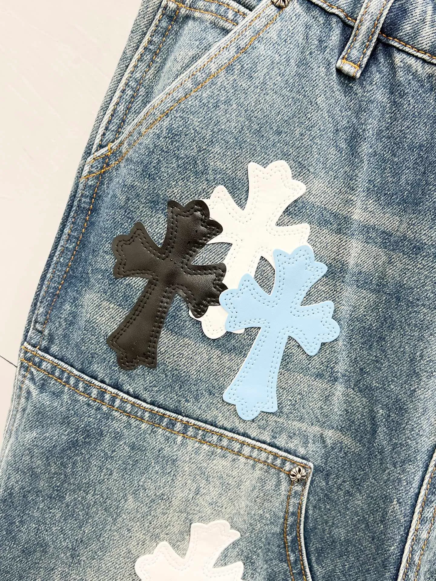 P260 Style number: [M928] Chrome hearts & Chrome hearts 25ss black and white blue cross patch leather jeans Chrome hearts’ logging pants are here! ! ! CH Croix Heart Double Knee Cross Patch Leather Bo1 Style Logging Pants Straight-leg Work Pants B136 Croix Heart Cross Sanskrit Overalls Price 24W Level, patchwork cross pattern embellishment, high-waisted washed jeans! ! Absolutely high-end luxury products, 1.9W level god-level single products, super popular products, made by top heavy industry, not to be missed. About Zangyin, this is an extremely luxurious fashion brand, which can also be called the nobles of the high street. It has always been an exclusive brand of some hipsters or rich second generation. Compared with ordinary high streets, it is more luxurious and noble. Compared with luxury brands, it has a more fashionable personality and has always been a brand that I have a special liking for. Imported yarn is custom-woven into a high-density twill canvas. While ensuring a stiff silhouette, the fabric feels very delicate. It follows the B01 classic silhouette. The upper body is stiff and stylish. The ready-made garments are stone-ground and fermented and can be matched with any style. Buttons and zinc brushing are washed with genuine YKK retro metal products. Double-layered canvas on the front. Perfect details. All hardware is perfect. Size: 30-32-34-36 Color: blue pants, black and white, blue